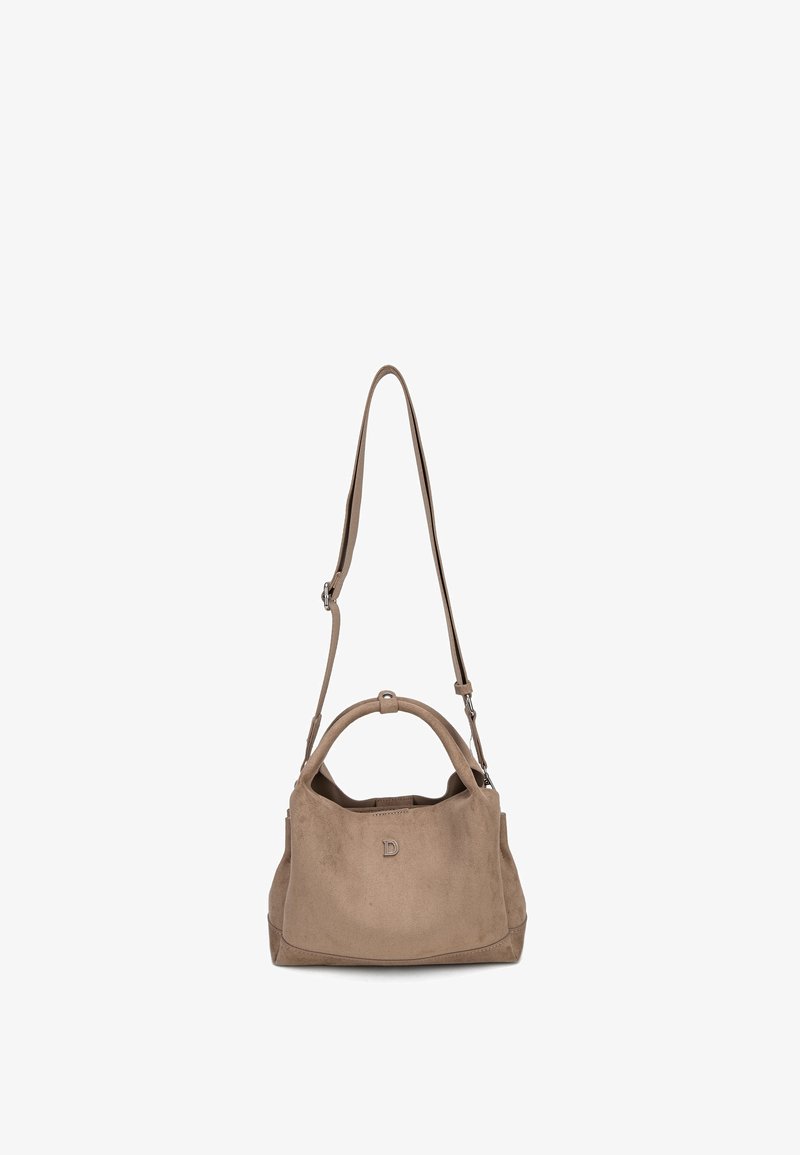 Sac à main en daim taupe avec poignées courtes et bandoulière longue ajustable, orné d'un petit logo métallique "D" à l'avant.