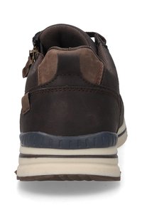 Dunkelbraune Leder Sneaker mit gepolstertem Schaft, strukturierten Akzenten und einer weißen und marineblauen Sohle. Verfügt über einen Reißverschluss an der Seite.