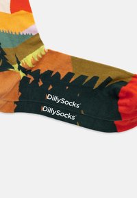 Mehrfarbige Socke mit einem Patchwork-Design in Grün, Orange, Gelb und Rot; Markenname "DillySocks" in Weiß gedruckt.