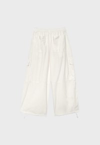 Pantalon cargo blanc à jambes larges avec taille élastique, deux poches arrière, poches cargo latérales et cordons ajustables aux ourlets.