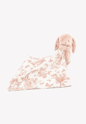 Coperta con un peluche a forma di coniglio attaccato, realizzata in tessuto morbido e strutturato di colore bianco con motivi floreali rosa. Il coniglio è di un rosa chiaro con orecchie dettagliate.