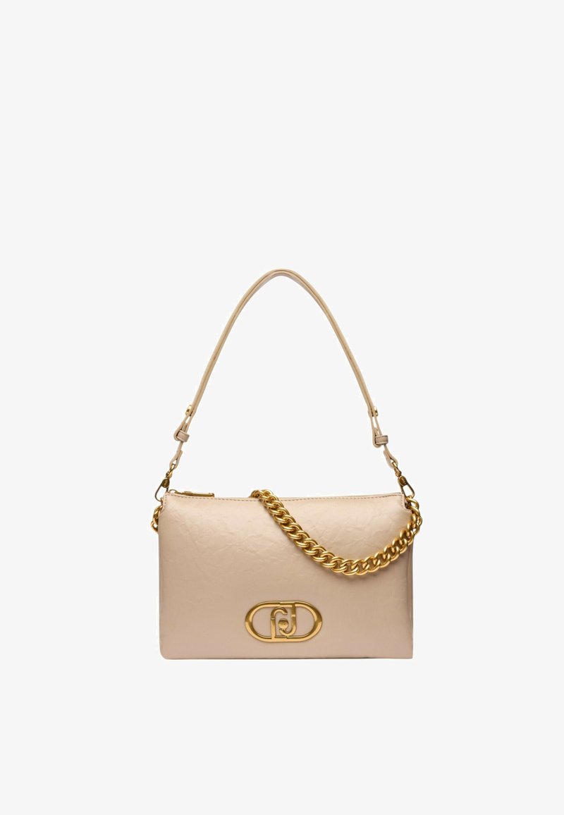 Beige Lederhandtasche mit strukturiertem Finish, ausgestattet mit einer Kettenriemen und einer goldfarbenen Logo-Applikation auf der Vorderseite.