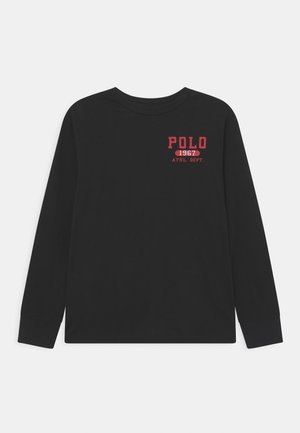 Schwarzes Langarm-Crewneck-Shirt mit rotem "POLO 1967 ATHL. DEPT."-Text auf der oberen linken Brust.