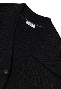 Cardigan nero lavorato a maglia con finitura testurizzata, dotato di chiusura con bottoni, taschino, e un'etichetta con la scritta "CECIL" sul collo.
