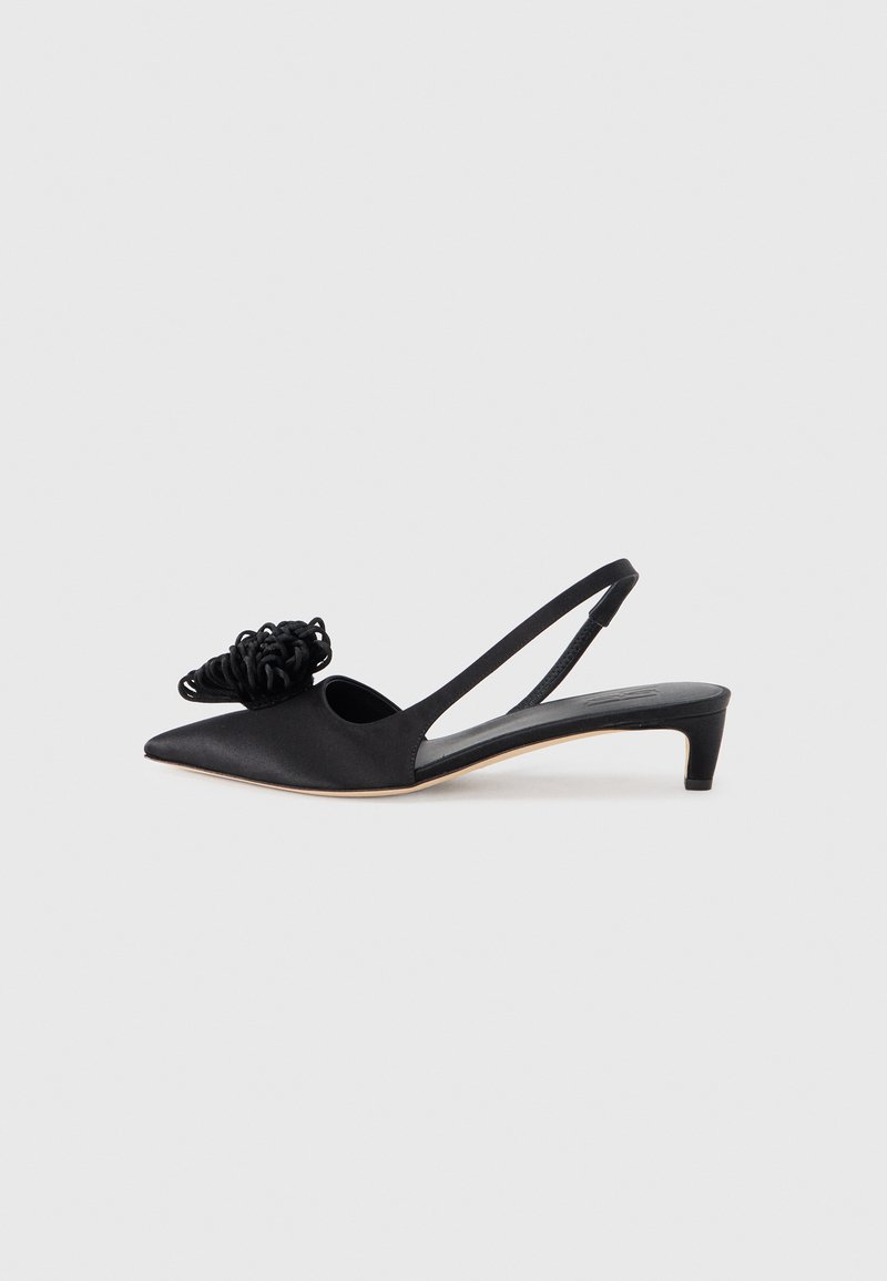 Sort satin slingback-sko med spids tå, der har en dekorativ tekstureret blomstermotiveret detalje og en lav, kittenhæl.