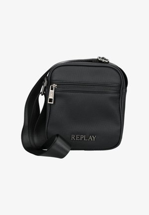 Pequeño bolso bandolera negro con textura, con bolsillo delantero con cremallera, correa ajustable y logo plateado "REPLAY" en el frente.