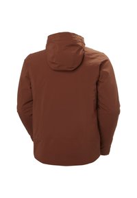 Hnědá nepromokavá bunda s kapucí, hladká textura a jednoduchý design; má švy podél ramen a zad pro strukturu.