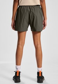 Olivengroene shorts met een elastische tailleband, gemaakt van lichtgewicht stof, met een ontspannen pasvorm en omgezoomde randen.