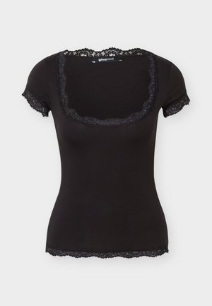 Μαύρο εφαρμοστό τοπ με κοντό μανίκι και δαντέλα στις άκρες του τετράγωνου ντεκολτέ, στα άκρα των μανικιών και στο τελείωμα, με ετικέτα "gina tricot" μέσα στο γιακά.