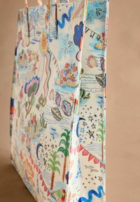 Återanvändbar väskan i lätt, glänsande material med färgglada, fantasifulla illustrationer av natur, vatten och abstrakta former.
