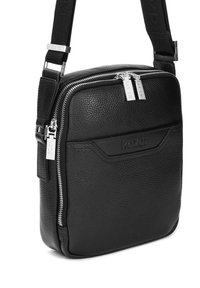 Borsa a tracolla nera in pelle con superficie texture, cerniere in argento e tracolla regolabile. Presenta un logo e una forma rettangolare elegante.