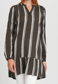 Brązowa i biała tunika w paski, lekkich materiałach, z długimi rękawami, dekoltem w szpic z guzikami oraz falowanym wykończeniem.