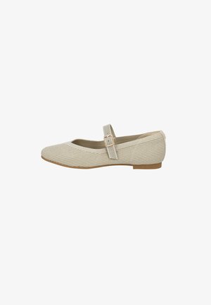 Zapato plano beige a rayas con puntera redondeada y una sola correa ajustable en el empeine, con un tacón bajo y tela texturizada.