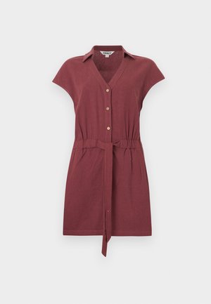 Robe bordeaux à manches courtes avec col, boutons à l'avant, taille cintrée et ceinture nouée, présentée sur un fond clair uni.
