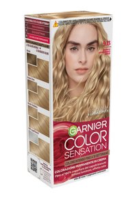 Scatola per prodotto per capelli con un modello dai capelli biondi mossi. L'imballaggio è prevalentemente bianco con accenti rosa e campioni di colore.