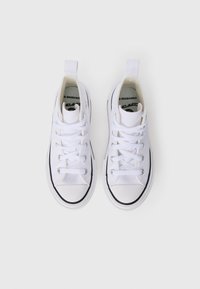 Par de ténis brancos de cano alto em tecido com atacadores brancos e contornos pretos, vistos de cima em fundo branco.