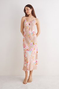 Bloemrijke midi-jurk met spaghettibanden, met een lichtroze basis en levendige meerkleurige bloemmotieven. Slanke, gladde stof.