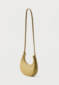 Hobo-tas van getextureerd olijfgroen leer met een gebogen vorm. Voorzien van een smalle, verstelbare riem en gouden metalen accenten.