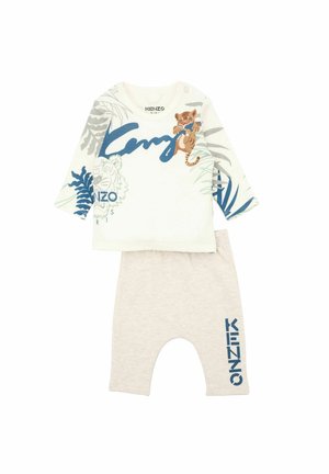 Camiseta blanca de manga larga para bebé con estampado de tigre en azul y marrón, y pantalones beige con texto azul "KENZO" en la pierna.