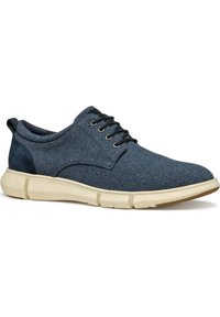 Scarpe in tessuto blu con superficie testurizzata, punta rotonda e suola in gomma beige. Presentano lacci e un breve passante per il tallone per una facile calzata.