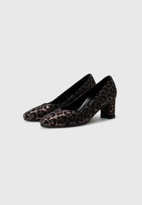Leopard-print block-heeled shoes in black and gold tones, featuring a smooth texture and rounded toe design with a low-cut vamp.