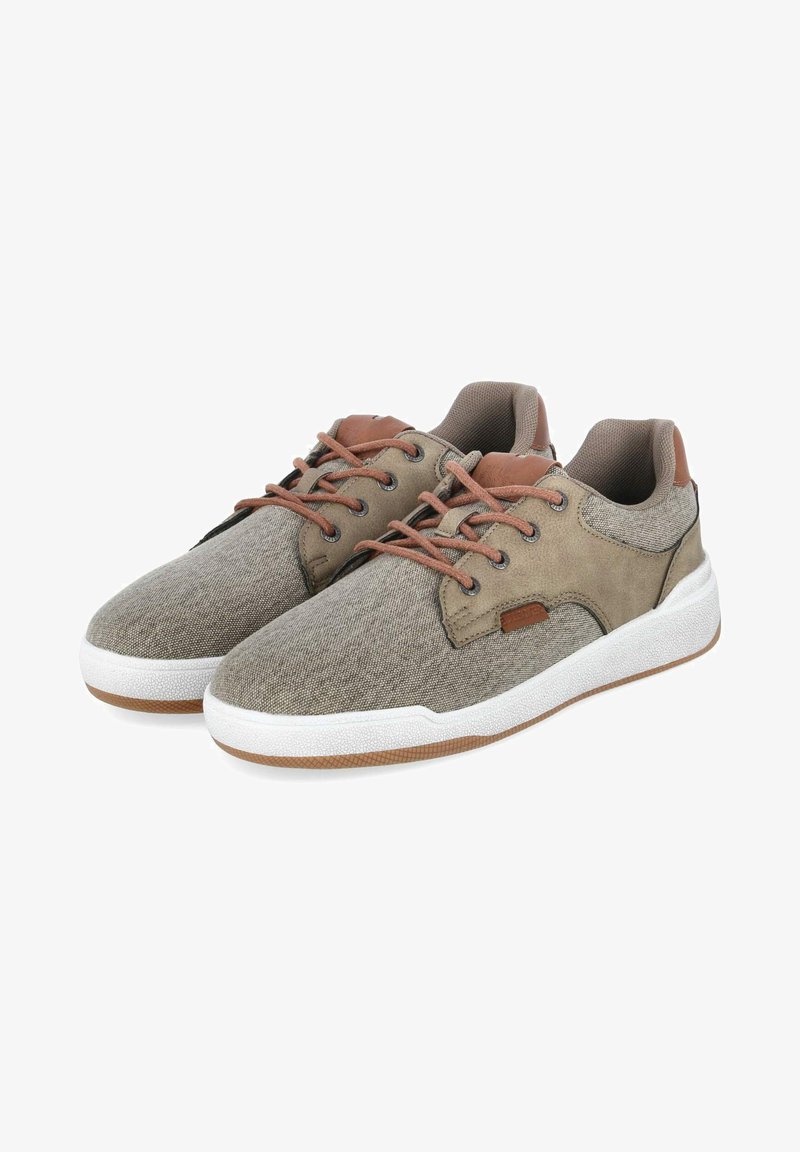 Zapatillas informales de caña baja con parte superior de tela marrón y ante, cordones marrones a juego, cuellos acolchados y suelas de goma blanca con suelas externas de goma.