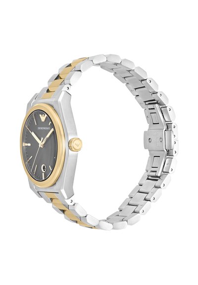 Orologio da polso in metallo argento e oro con quadrante nero, lancette dorate, finestra della data alle ore 6 e bracciale a maglie metalliche con fibbia.