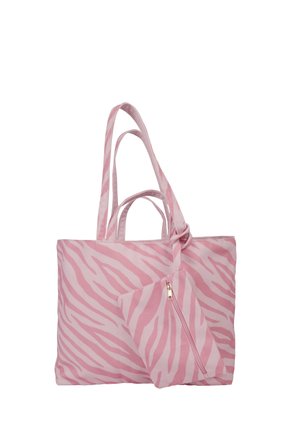Rosa-weiß gestreifte Zebratasche mit zwei Griffen und einem passenden Reißverschlussbeutel, der befestigt ist.