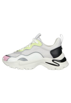 Sneakers con una toma superiore in rete bianca, dettagli in neon giallo, sovrapposizioni grigie e rosa, e un contrarione nero. Suola bianca spessa con battistrada texturizzato.