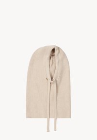 Beżowa dzianinowa kominiarka z prążkowaną fakturą, z zapięciem na sznurek przy szyi i odkrytą twarzą.