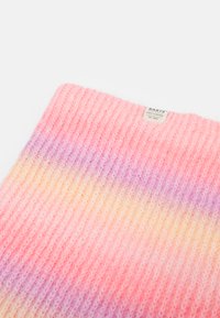 Écharpe en tricot à côtes dans des dégradés de couleurs rose, orange et violet. Étiquette portant la mention "BARTS AMSTERDAM EST. 1992" cousue sur le bord.