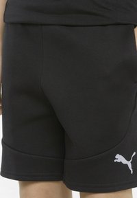 Schwarze Sportshorts mit glatter Textur, elastischem Bund und weißem Puma-Logo an der unteren rechten Seite.
