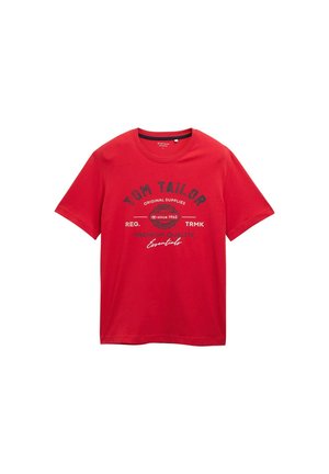 Crvena pamučna majica s kratkim rukavima, okruglim izrezom i grafičkim tekstualnim dizajnom u crnoj boji. Sadrži "Tom Tailor" brendiranje i razne detalje.