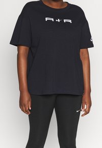Camiseta de algodón azul marino de manga corta, con un estampado gráfico "A4R" en blanco en el pecho y un logo en la manga.