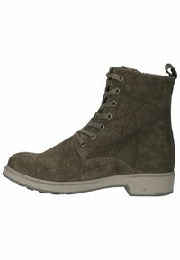 Olivgrüner Wildleder-Ankle-Boot mit geometrischem Muster, sieben Ösen, Zuglasche und einer hellgrauen Gummisohle.