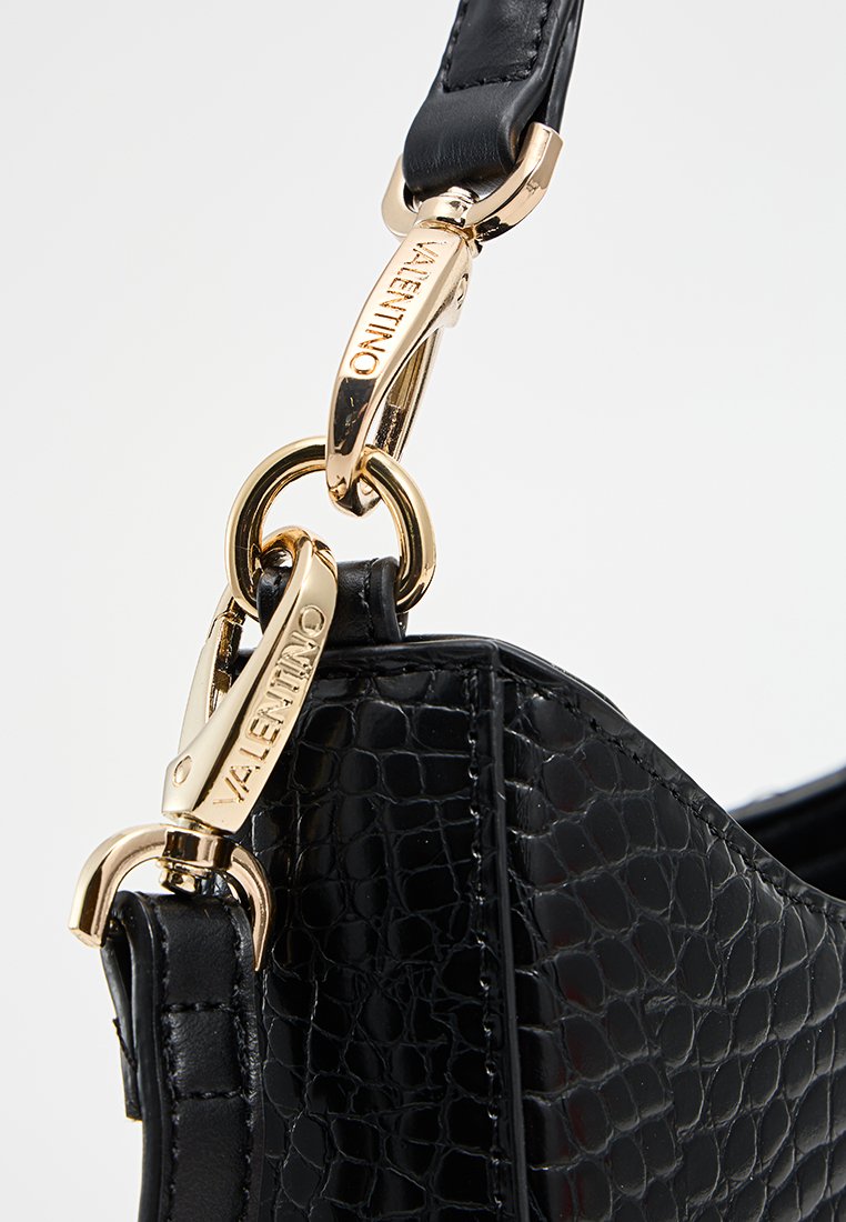 Sangle de sac à main en cuir noir texturé avec quincaillerie dorée, un clip et un détail de marque gravé. Design classique avec une finition brillante.