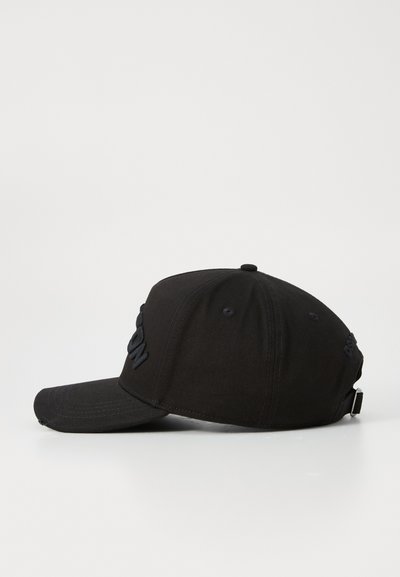Casquette de baseball noire à visière incurvée, fabriquée en coton. Présente un logo de marque en relief à l'avant et une sangle réglable à l'arrière.