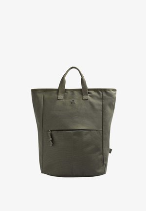 Sac fourre-tout vert olive avec deux poignées supérieures, forme rectangulaire, poche avant avec fermeture éclair et un logo représentant des os croisés. Texture du tissu visible.