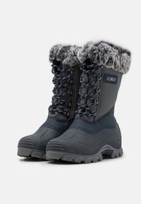 Bottes d'hiver mi-mollet en tissu gris foncé avec bordure en fausse fourrure. Elles disposent d'une semelle en caoutchouc texturée, d'un design lacé durable et du logo CMP.