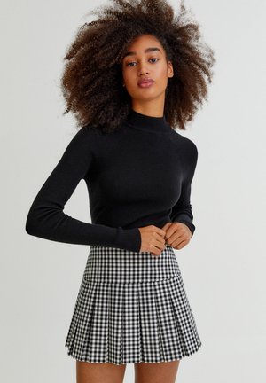 MIT GERIPPTEM STEHKRAGEN IN BASIC FARBE - Jumper - black