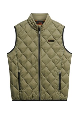 Quiltet olivengrøn vest med høj krave, sort lynlås og sidelommer. Har et diskret brandlogo på brystet, glat tekstur.