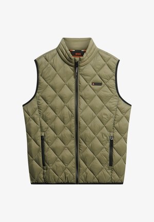 Gequilted olijfgroen vest met hoge kraag, zwarte rits en zijvakken. Heeft een subtiele merklogo op de borst en een gladde textuur.