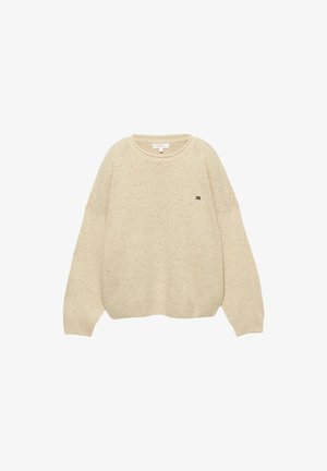 Pulover tricotat bej cu un finisaj texturat, având guler rotund, umeri căzuți și un logo brodat mic pe piept.