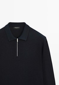 Czarna, długi rękaw polo z żeberkowym kołnierzykiem i srebrnym pół-zamkiem, metka brzmi "Massimo Dutti."