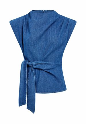 Plava traper majica s kratkim rukavima nalik kapama, remenom za vezanje u struku i teksturiranim završetkom. Ima visok okovratnik i zatvarač na stražnjoj strani.