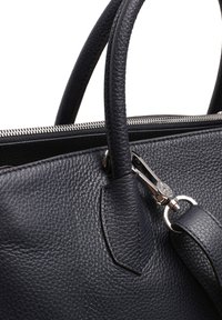 Marineblaues Lederhandtasche mit strukturierter Oberfläche, doppelten Griffen, Reißverschlussverschluss und einem abnehmbaren Gurt mit silbernen Hardware-Akzenten.