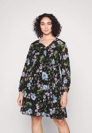Rochie neagră cu floricele, cu mâneci lungi, decolteu în V și talie strânsă cu o funda. Împodobită cu flori albastre și roz pe un material transparent.