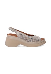 Open-toe slingback schoen in lichtbeige met een gestructureerd metalen bovenwerk, gesp-sluiting en een chunky plateauzool voor stabiliteit.