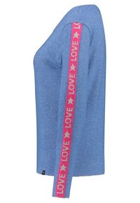 Blå långärmad topp med ett strukturerat, mjukt tyg. En rosa "LOVE" grafisk logotyp sträcker sig ner längs vänster ärm, vilket ger en djärv kontrast.