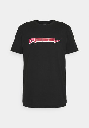 T-shirt nera a maniche corte con logo Diesel rosso e bianco stilizzato in un font audace e angolare sul petto.